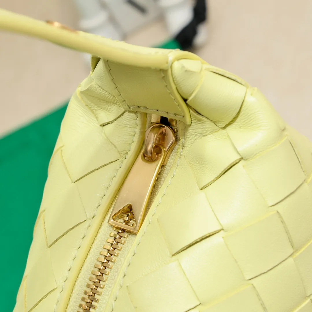 Batch 1360 #BvWallace Shoulder Lunch Bag 🔥 A lunch box bag that you can just grab and go. It is made of classic intrecciato weaving technology and reflects the craftsmanship of Bottega. The entire bag is made of top-grade happa lambskin. It is very soft and lightweight. The small bag shape is cute and exquisite. The interior capacity is also very large and can be carried under the arm. It is quite practical! The bottom of the bag is made of gold metal to prevent wear and tear. The details are really good! Choose this elegant commuting bag for Zaoba people~ Size: 22x13x9.5, model number; 7748#
